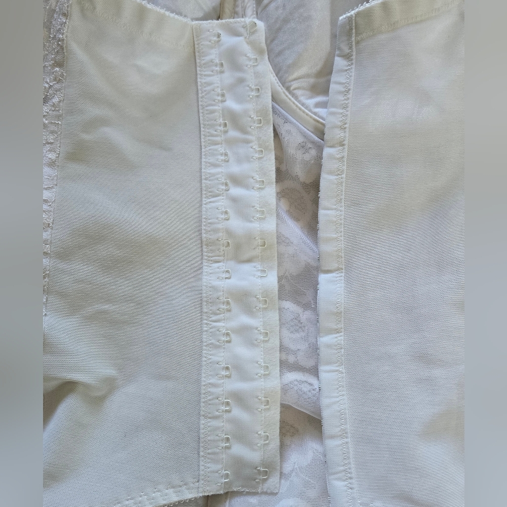 Vintage Lace Bustier/ Corset - Picture 7 of 7